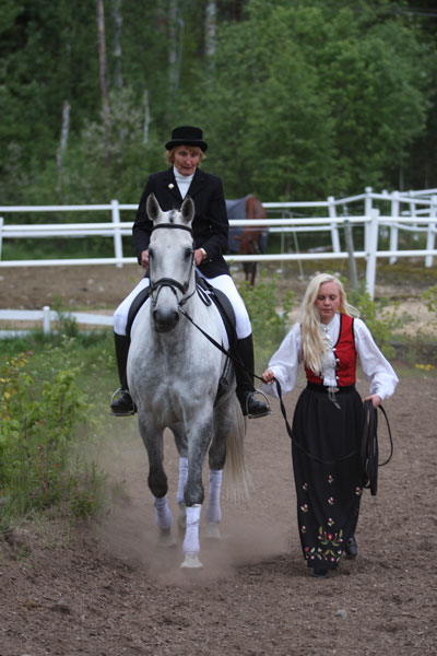 Grethe Dørum kom inn i arenaen til hest for å motta utmerkelsen. 